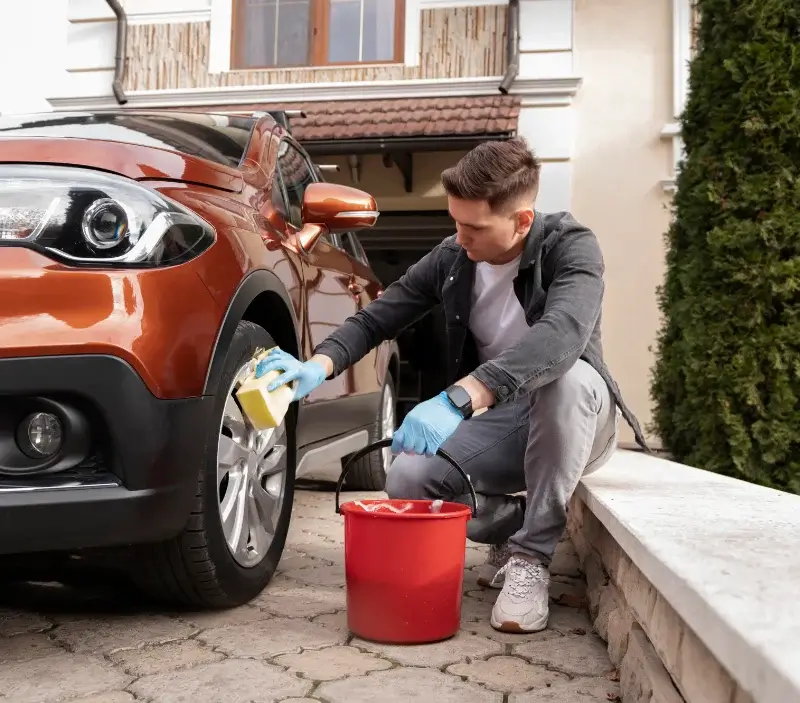 Lavage auto à domicile Barjouville : professionnel intervenant sur un véhicule